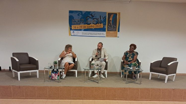 Luca Fazzini com as Professoras Ana Mafalda Leite e Inocência Mata. Mesa sobre Literatura em Angola e em Moçambique em 50 anos 