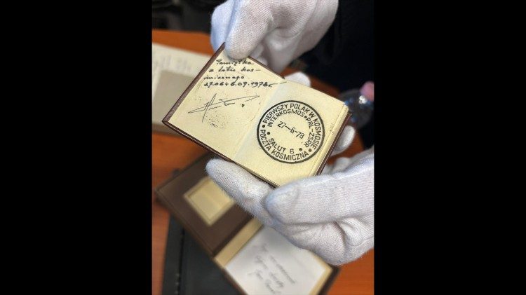 Książeczka podarowana Ojcu Świętemu przez Mirosława Hermaszewskiego, znajduje się w zbiorach Ośrodka Dokumentacji i Studium Pontyfikatu Jana Pawła II w Rzymie