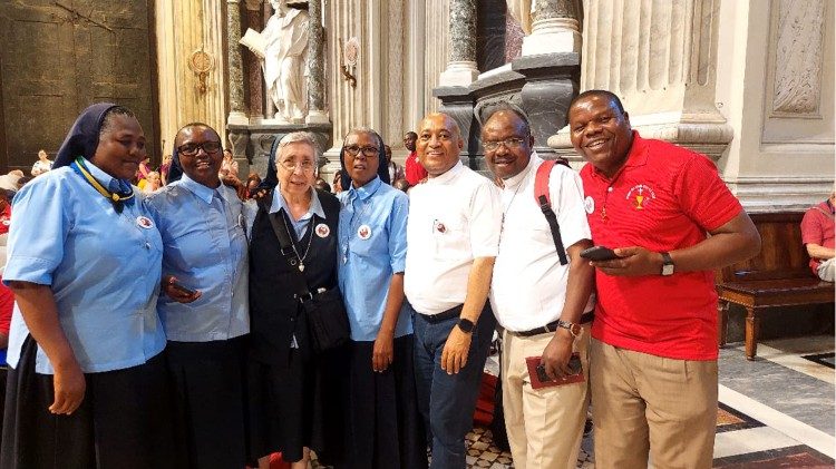 Wamisionari wa C.PP.S na ASC wakisubiri kuhudhuria Masifu ya Jioni