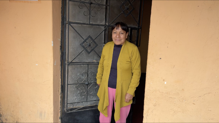 Sylvia sulla porta della sua casa a Pomalca, zona periferica di Chiclayo