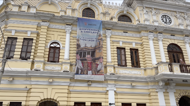 Il palazzo della Municipalidad di Chiclayo con affissa l'immagine di Papa Leone XIV