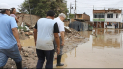 Il vescovo Prevost in campo per gli aiuti durante le inondazioni de El Niño nei distretti di Chiclayo