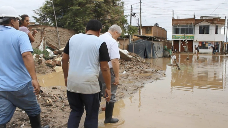 Il vescovo Prevost in campo per gli aiuti durante le inondazioni de El Niño nei distretti di Chiclayo