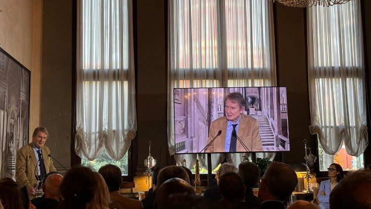 Um momento da apresentação da edição da revista Limes dedicada ao Papa (Vatican Media)