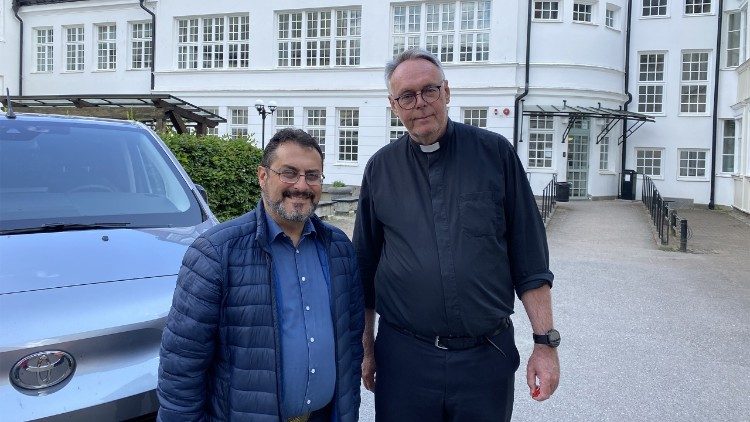 Mario Galgano und P. Philip Geister vor dem Newman-Institut in Uppsala