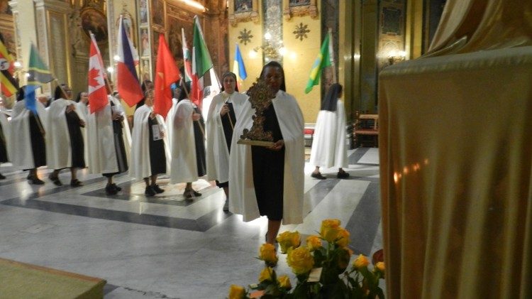 Fadhili za Bwana nitaziimba milele, nitavijulisha vizazi vyote uaminifu wa Mungu