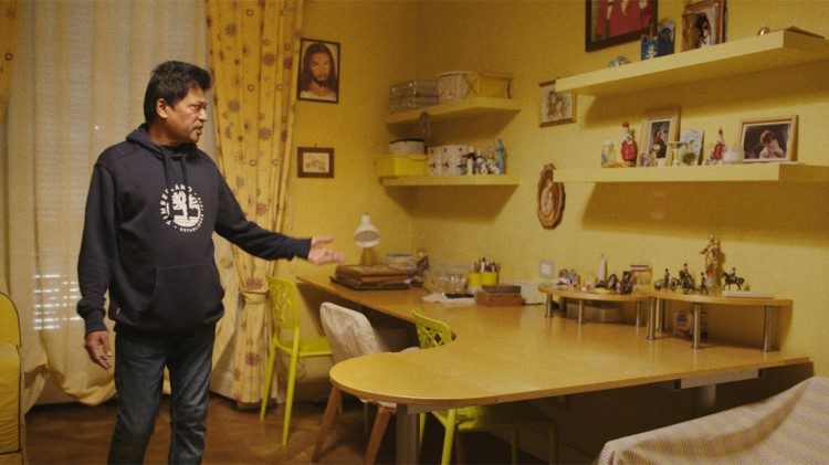 O filme é conduzido por Rajesh Mohur, ex-mordomo da família Acutis