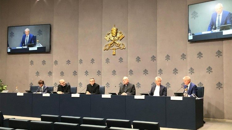 Bei der Vorstellung des Manifests im vatikanischen Pressesaal