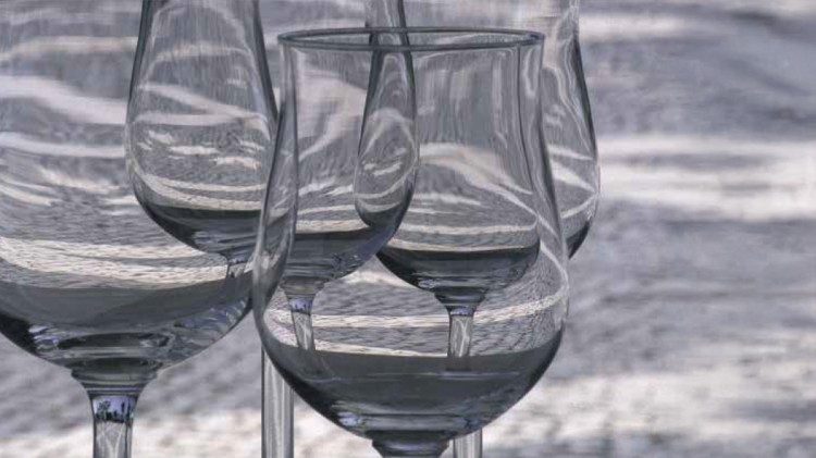 Bicchieri sul tavolo di un ristorante, Lisbona, 2003