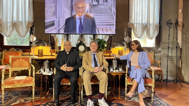 Da esquerda para a direita, o cardeal Baldo Reina, Lucio Caracciolo e Laura Canali que discutiram o conteúdo da nova edição do Limes (Vatican Media)