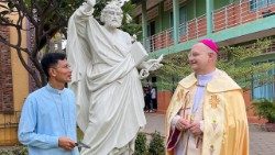 Mgr Olivier Schmitthaeusler et Mgr Pierre Suon Hangly