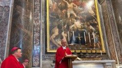 2025.07.03 Bp Wiesław Lechowicz przewodniczący Mszy św. przy grobie św. Jana Pawła II (Wojciech Rogacin)