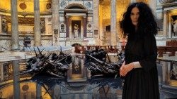 Скульптура “Вянок славы” (Corona Gloriae) і яе скульптар Хельга Фокенхубер у рымскім Пантэоне