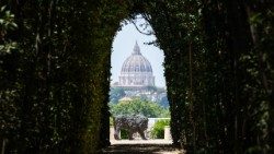 El león de Davide Rivalta visto a través del «ojo de la cerradura» de la Plaza de los Caballeros de Malta