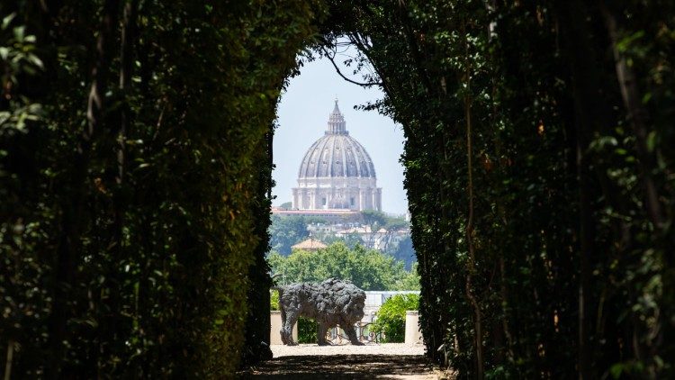 Il leone di Davide Rivalta visto attraverso il "buco della serratura" di Piazza dei cavalieri di Malta