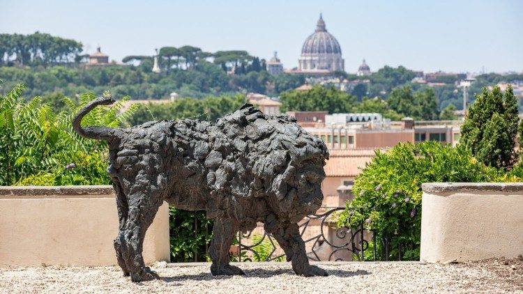 La scultura in bronzo nei giardini della Villa Magistrale del Sovrano Militare Ordine di Malta