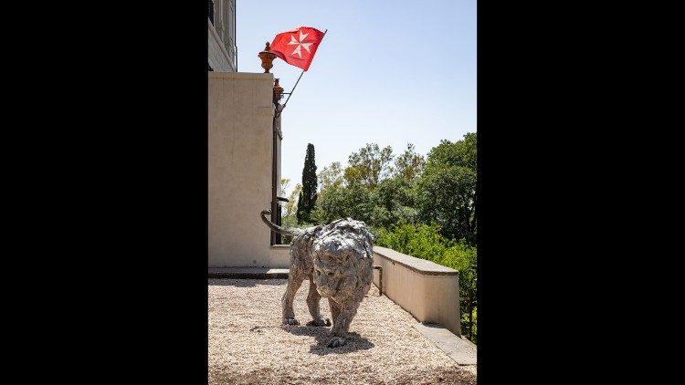 L'installazione con il leone in bronzo da un'altro punto di vista