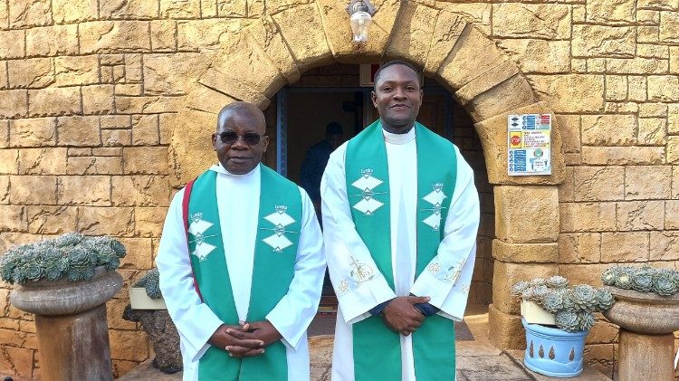 P. Padre Nelson Raúl Kotelo Colo, da Arquidiocese de Luanda, e Padre André Makala (esquerda) da Diocese de Benguela