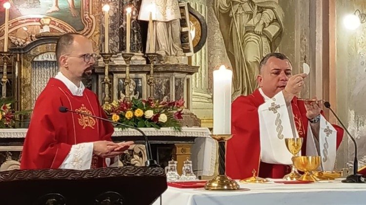 Vlč. Matija Pavlaković, ravnatelj Papinskih misijskih djela u Zagrebačkoj nadbiskupiji, tijekom misnog slavlja u crkvi sv. Ivana Krstitelja na Novoj Vesi u Zagrebu 