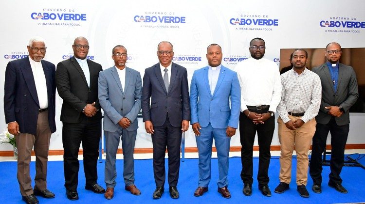 O primeiro ministro, Ulisses Correia e Silva com padres diocesanos que tomaram parte na homenagem a Dom Paulino Évora 