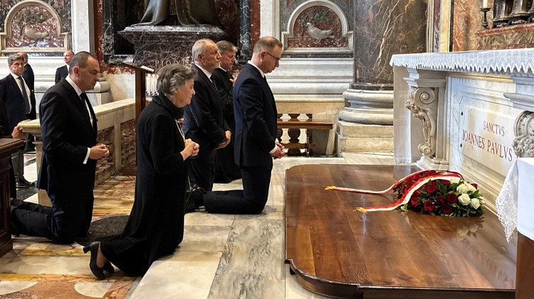 Prezydent przy grobie św. Jana Pawła II