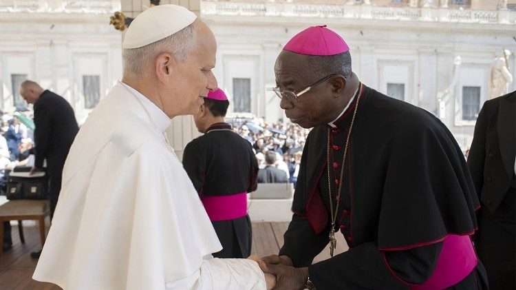 ലിയോ പതിനാലാമൻ പാപ്പായും ഔചി രൂപതാദ്ധ്യക്ഷൻ ബിഷപ് ഗബ്രിയേൽ ഗ്യാക്കൊമോ ദുനിയായും