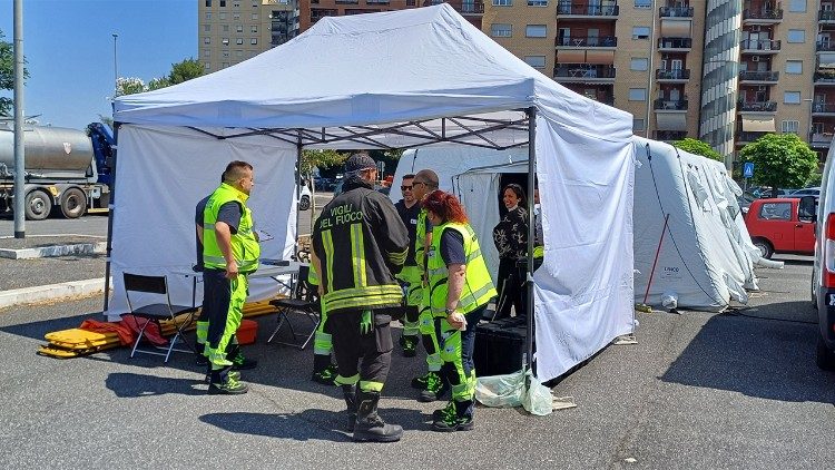 Gli operatori del 118 presenti con i presidi sanitari mobili. 