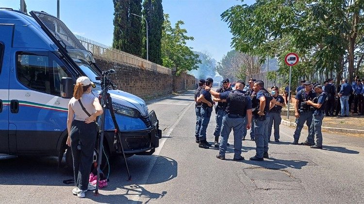 Polizia e Carabinieri presidiano l'accesso a via dei Gordiani. 