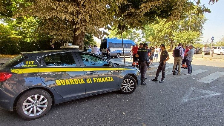 Diverse le auto della Guardia di Finanza impiegate nell'intervento. 