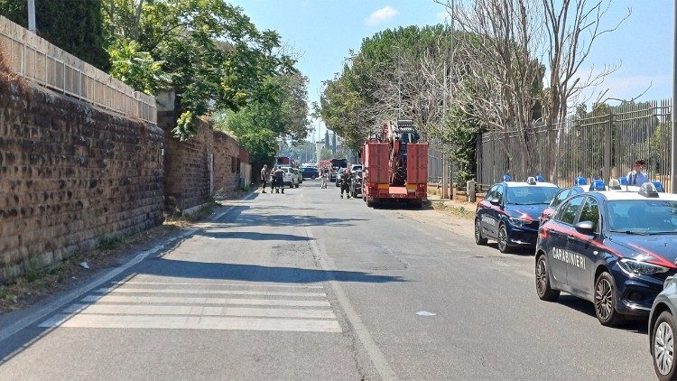 In lontananza il benzinaio esploso. 