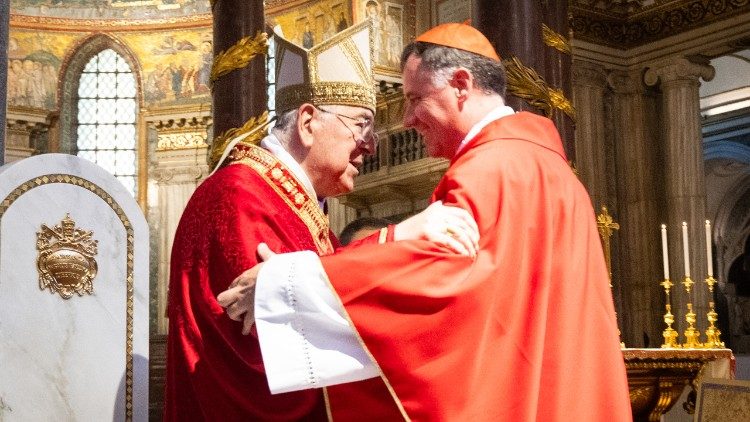 Кардынал Станіслаў Рылка (злева) з кардыналам Раландасам Макрыцкасам