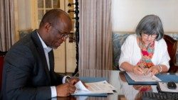 O P. José Eduardo Afonso, Reitor da UE Católica de Cabo Verde e Carla Oliveira, Reitora da Universidade Aberta de Lisboa assinam o protocolo de parceria