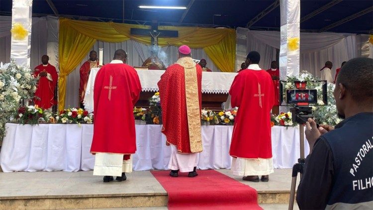 O Núncio preside à Missa