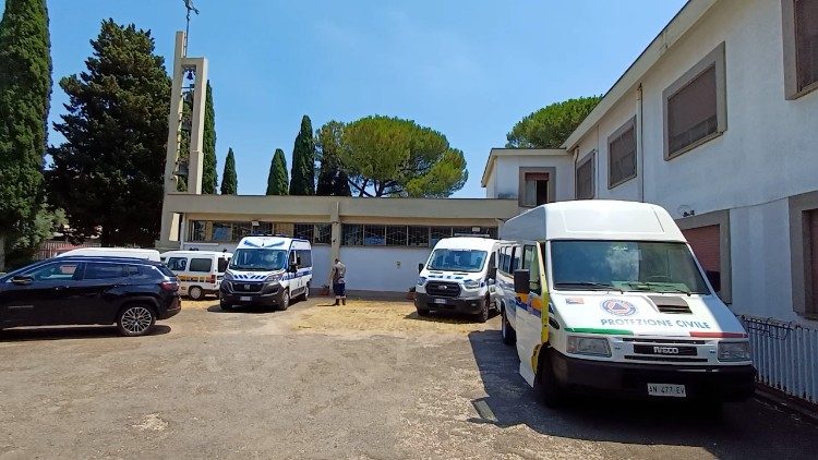 I furgoni della Protezione Civile nel cortile parrocchiale. 