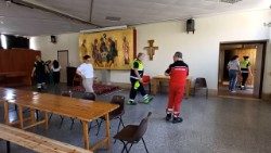 Operatori della Protezione Civile trasformano in mensa per famiglie una sala della parrocchia San Gerardo Maiella. 