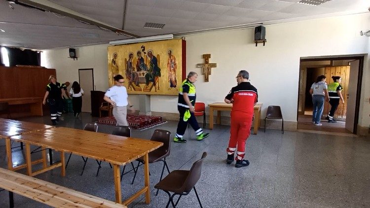Operatori della Protezione Civile trasformano in mensa per famiglie una sala della parrocchia San Gerardo Maiella. 
