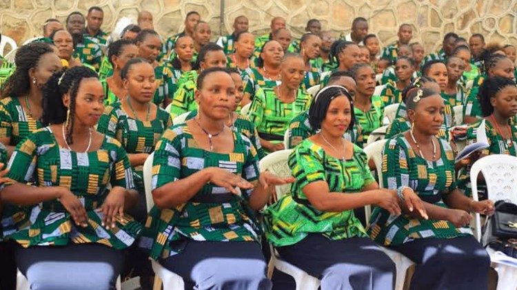 Mahujaji kutoka Tanzania wakishiriki katika Ibada ya Misa Takatifu