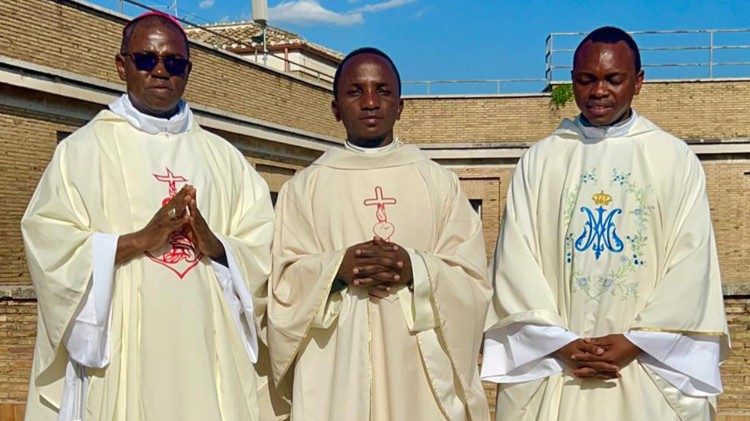 Askofu Salutaris Melchior Libena akiwa na Mapadre wa Ifakara.