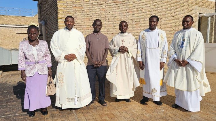 Padre Erick Francis Mgombera akiwa na wazazi wake