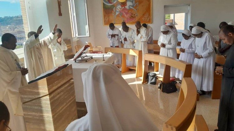 Padre Erick Francis Mgombera akitoa baraka kwa waamini