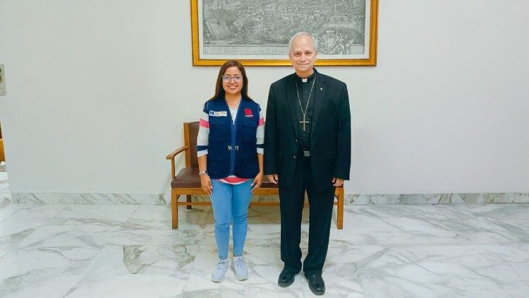 L'allora vescovo Robert Francis Prevost e Janina Sesa