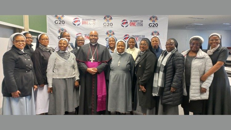 Dom Tjhulani com religiosas, participantes no Simpósio