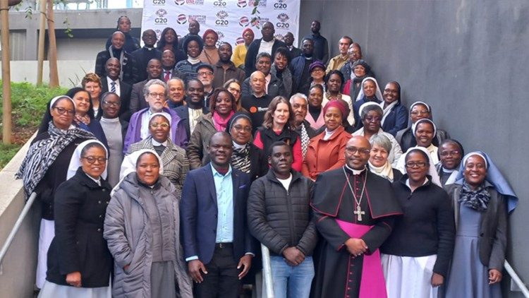 Dom Thulani, com participantes no Simpósio Internacional do G20 sobre Justiça Global e Solidariedade - Universidade da Cidade do Cabo, África do Sul (24/6/25)