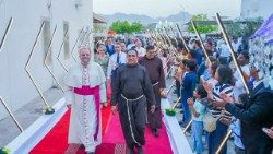 Monseñor Martinelli en la inauguración del centro pastoral (página de Facebook Vicariato Apostólico de Arabia Meridional)