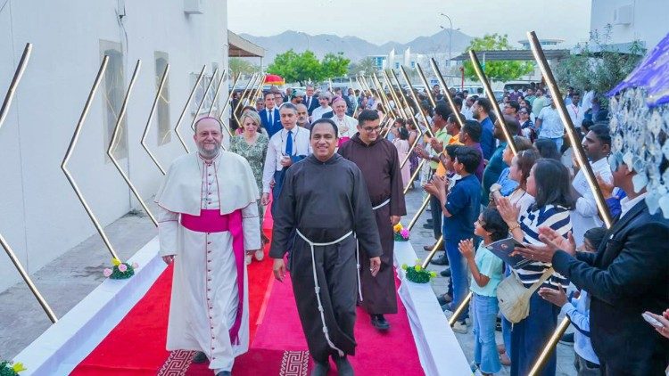 Monseñor Martinelli en la inauguración del centro pastoral (página de Facebook Vicariato Apostólico de Arabia Meridional)