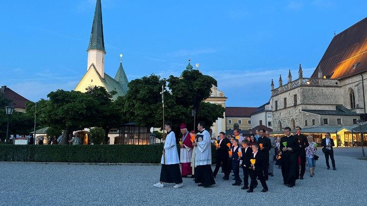 Am Samstagabend fand nach dem Pontifikalamt mit Kardinal Kurt Koch eine feierliche Lichterprozession statt, die von der Basilika Sankt Anna bis zur Gnadenkapelle führte.