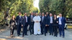 El Papa León XIV recibe dos vehículos eléctricos de Exelentia para sus viajes apostólicos alrededor del mundo