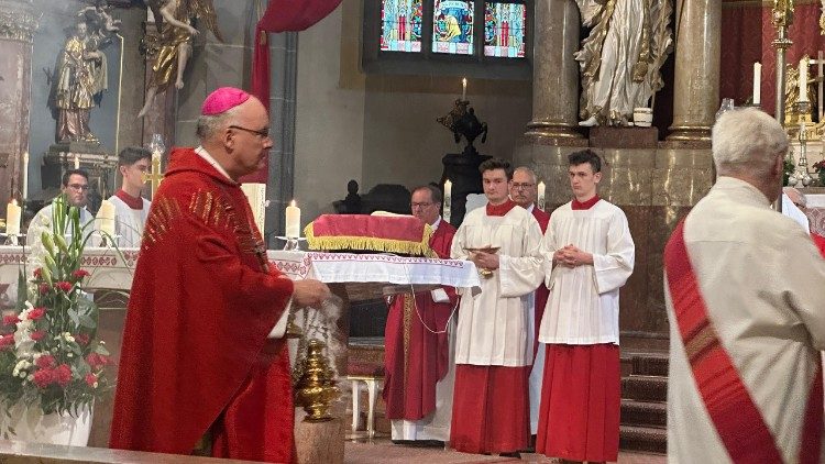 Der Regensburger Bischof Rudolf Voderholzer in Altötting