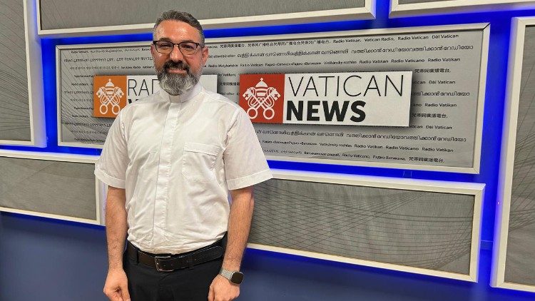 Le père Karam Shamasha dans les bureaux de Vatican News à Rome
