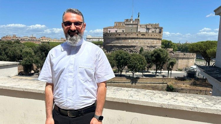 El padre Karam Shahmasha, sacerdote iraquí de la llanura de Nínive